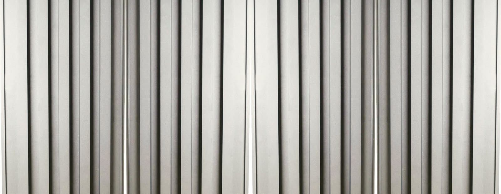 Perete placat cu riflaje de aluminiu, finisaj Argintiu RAL 9006s