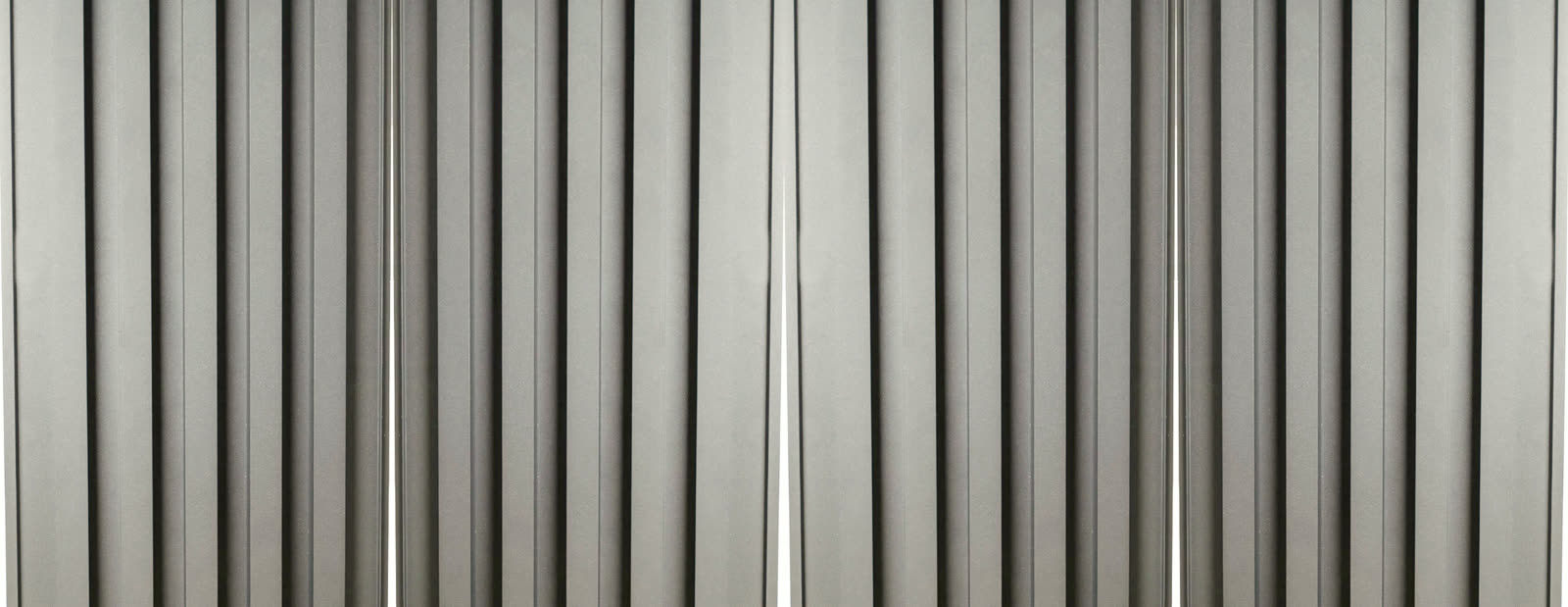 Perete placat cu riflaje de aluminiu, finisaj Gri RAL 9007s
