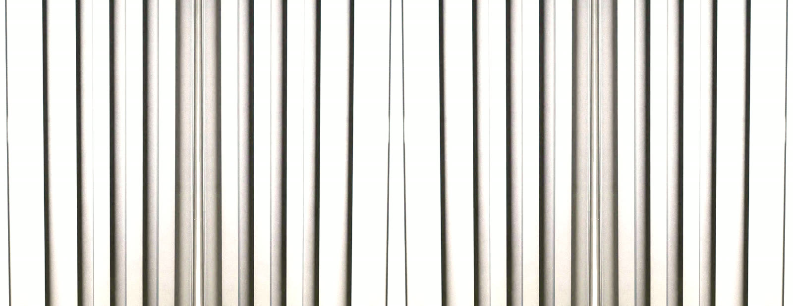 Perete placat cu riflaje de aluminiu, finisaj Alb RAL 9016